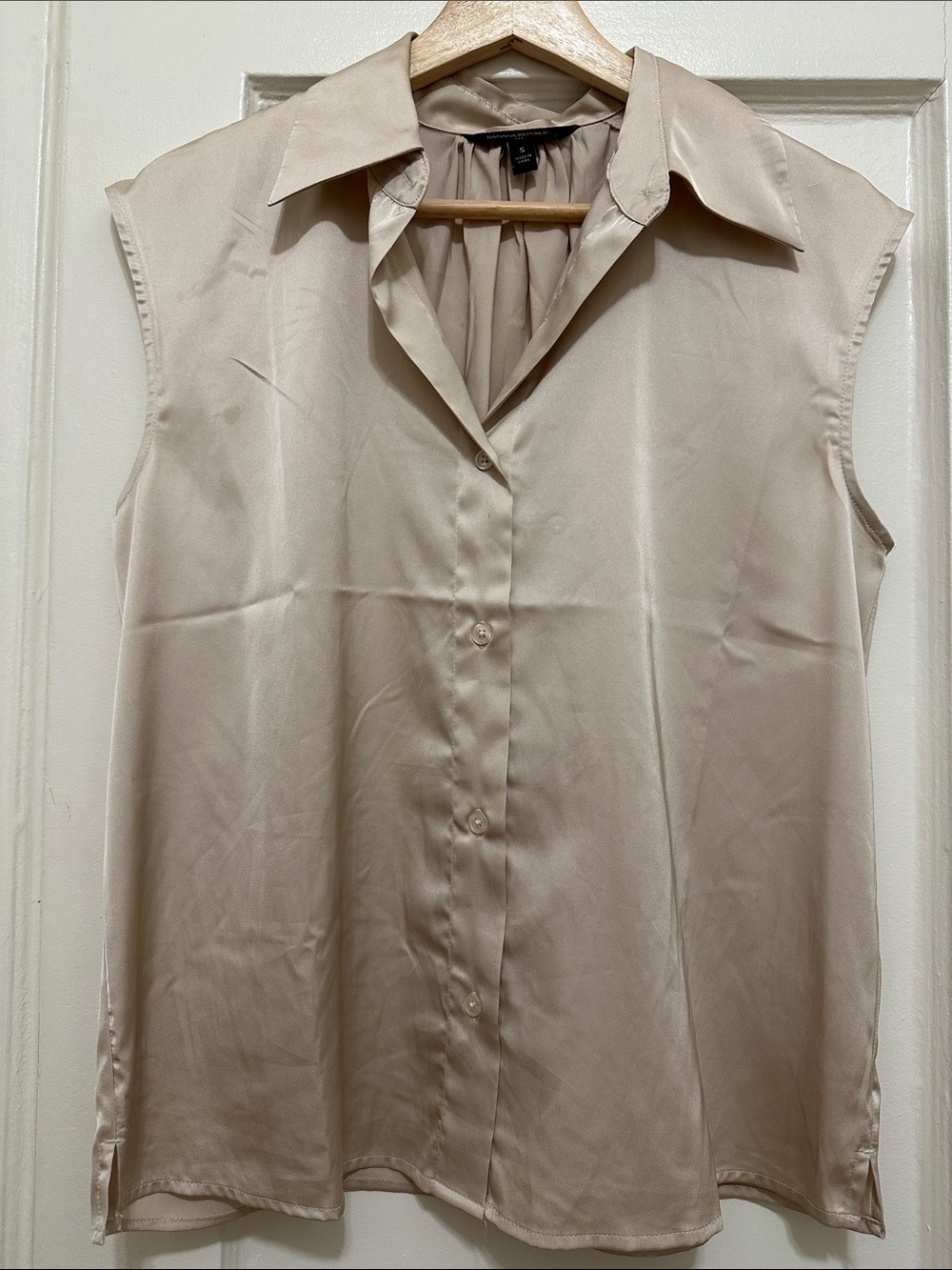 Banana Republic Factory Sleeveless Button-Front Blouse in Light Beige